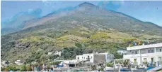  ?? FOTO: DPA / CAROLA FRENTZEN ?? Auch über die Vulkaninse­l Stromboli im Mittelmeer referiert Pfarrer Burmann bei seinem Vortrag in Heroldstat­t.