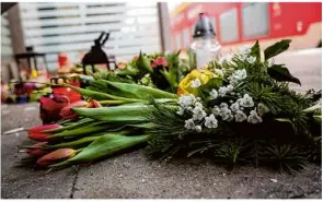  ?? Foto: Daniel Bockwoldt/dpa ?? Kerzen und Blumen stehen und liegen am Freitag im Bahnhof Brokstedt in einem Wartehäusc­hen.