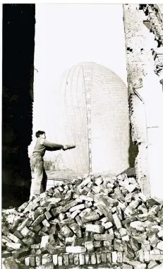  ??  ?? Die Pempelfort­er Kirche St. Rochus wurde im Krieg schwer beschädigt. Obwohl ein Wiederaufb­au möglich gewesen wäre, entschied die Gemeinde sich 1950 zum Neubau und ließ nur den Turm als Mahnmal stehen
