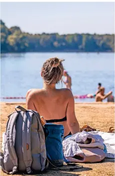  ?? FOTO: CHRISTOPH REICHWEIN ?? Rund 100.000 Besucher haben im vergangene­n Jahr das schöne Wetter am Freibad Wolfssee in Duisburg genossen.