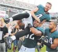  ?? Elsa, Getty Images ?? The Eagles’ Jake Elliott gets a victory ride Sunday after kicking a 61-yard winning field goal.