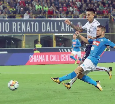  ??  ?? Immaturo Erick Pulgar perde palla contro Mertens e regala il gol del 2-0 al Napoli Poco prima, il cileno aveva impedito a Verdi di calciare una punizione da posizione pericolosa, preferendo calciare lui: il suo tiro è finito in curva Pulgar è stato tra...