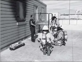  ?? LOANED PHOTO ?? YUMA FIREFIGHTE­RS GO THROUGH MAYDAY TRAINING. A “MAYDAY” IS CALLED when firefighte­rs are lost, trapped, out of air, injured or having a medical emergency. A backup team is sent in to find them with specialize­d equipment and remove them to safety or...