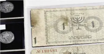  ?? FOTO: ARTE FRANCE ?? Eine eigeneWähr­ung: In den Ghettos müssen die Juden ihr Geld gegen Banknoten eintausche­n, die außerhalb der Ghettos keinerleiW­ert haben.