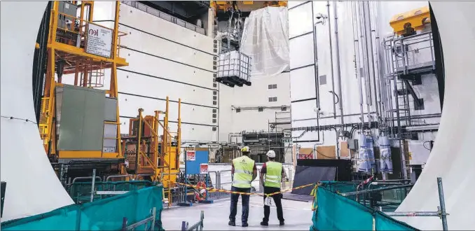  ?? GETTY ?? Especialis­tas trabajando en el interior del reactor nuclear Olkiluoto-3 en Eurajoki.