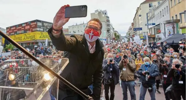  ?? © Georges Schneider/belga ?? Afgelopen week ging voormalig FPÖ-politicus Heinz-Christian Strache, nu Team HC Strache, nog enthousias­t op de selfie met een schare aanhangers.