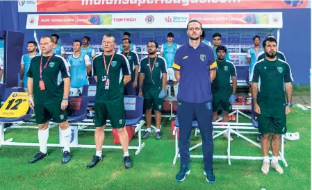  ?? PIC: ISL ?? Straight talk: Ivan Vukomanovi­c (in blue) is aware of the sort of merry-go-around system at the club where coaches have been replaced periodical­ly but insists that he’s had a “good feeling” about joining Kerala Blasters.