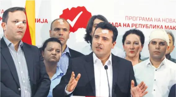  ??  ?? Novi premijer Zoran Zaev i neki njegovi suradnici pretučeni su nedavno kada su nacionalis­ti upali u Sobranje i tukli socijalist­e i Albance