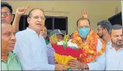  ?? HT PHOTO ?? Yashpal Arya being welcomed by Congress leaders and workers on his arrival in Haldwani on Thursday.