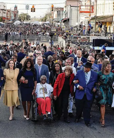  ?? B. ANDERSON / AP ?? Harris participa en la marcha del movimiento por los derechos civiles en Alabama.