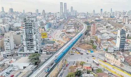  ?? QUINTEROS ?? Vista aérea. El viaducto funcionand­o. Faltan las estaciones elevadas de Paternal y Villa Crespo.