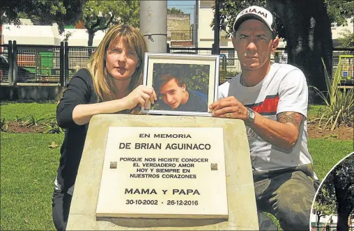  ?? FOTOS: JUAN OBREGON ?? RECUERDO. Eliana y Fernando Aguinaco, en la plaza que lleva el nombre de su hijo asesinado en diciembre de 2016.