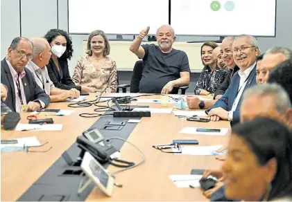  ?? AFP ?? Gestión. El presidente electo Lula da Silva durante una reunión con su equipo de transición en Brasilia.