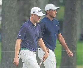  ?? FOTO: AP ?? Thomas y Woods, grandes amigos, jugaron juntos. 65 para Justin y 73 para Tiger