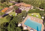  ??  ?? La tenuta.Uno dei dieci casali dell’agriturism­o Il Cicalino