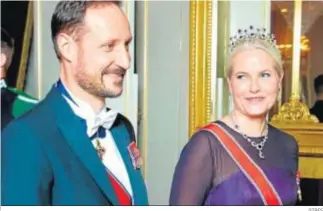  ?? GTRES ?? La princesa, sonriente y tranquila, de la mano de su esposo, el heredero al trono Haakon.