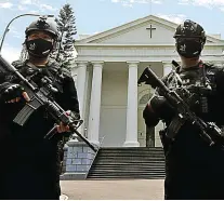  ?? MIFTAHULHA­YAT/JAWA POS ?? AMAN: Sebanyak 150 petugas gabungan dari Polri dan TNI dikerahkan untuk menjaga Gereja Immanuel, Jakarta, saat misa Jumat Agung kemarin (2/4).