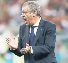  ??  ?? FELIZ. Fernando Santos se mostró alegre con el punto sumado.