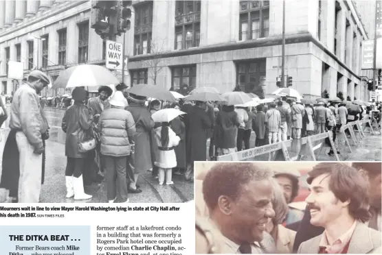  ?? SUN-TIMES FILES ?? Mourners wait in line to view Mayor Harold Washington lying in state at City Hall after his death in 1987.