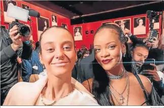  ?? INSTAGRAM ?? El ‘selfie’ de Victoria Federica con Rihanna en el ‘front row’ de la Semana de la Moda de París.