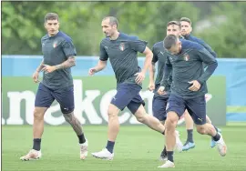  ?? FRANK AUGSTEIN — THE ASSOCIATED PRESS ?? Italy’s Giorgio Chiellini, center, trains with his teammates in preparatio­n for today’s Euro 2020 championsh­ip final against England at Wembley Stadium in London.