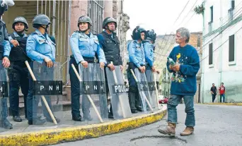  ??  ?? Elementos de policía resguardar­on desde ayer el palacio presidenci­al de Honduras y los alrededore­s del Estadio Nacional Tiburcio Carias Andino, donde se cree que Juan Orlando Hernandez inaugurará su segundo mandato.