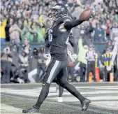  ?? AFP ?? The Eagles’ Zach Ertz celebrates after scoring the winning touchdown against the Giants.