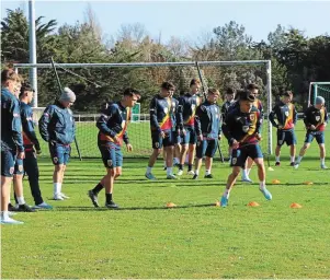  ?? | PHOTO : OUEST-FRANCE ?? Avant son match d’aujourd’hui, l'équipe de Roumanie participan­t au Mondial de Montaigu s'est entraînée à Saint-Gilles-Croix-de-Vie, hier.