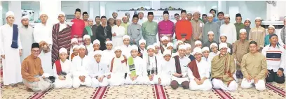  ??  ?? UNTUK ALBUM: Fadillah merakam kenangan bersama para jemaah pada program Sambutan Maulidur Rasul Peringkat Masjid di Masjid Darul Husni Warrahmah, Taman Hussien/Rahmat malam kelmarin.