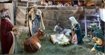  ?? (Photo AFP) ?? Le Conseil d’Etat a finalement décidé d’autoriser l’installati­on de crèches de Noël dans les bâtiments publics.