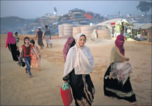  ??  ?? Patnje naroda Rohindža, muslimana koji su u velikom broju protjerani iz Mjanmara, jedna su od velikih humanitarn­ih katastrofa Azije, ali u Europu o tome dolazi relativno malo vijesti