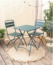  ?? ?? Table de jardin pliante Séville - 159,90€ Lot de 2 chaises Séville - 149,90€ Tapis rond en jute Menorca - 89,90€ Guirlande solaire - 49,90€ Arbousier Alfonso - à partir de 95,90€ Eucalyptus Francesco - à partir de 69,90€