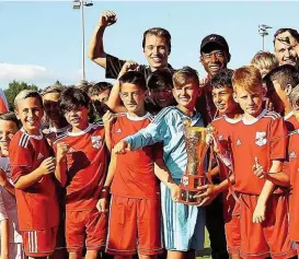  ??  ?? Alaba mit den Burschen von Austria Wien, die im Finale des bundesweit­en U- 12- Turniers den WAC mit 2: 0 besiegten!