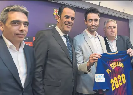  ?? FOTO: PERE PUNTÍ ?? Paco Sedano, junto con Soler, Vidal-Abarca y Lahoz, luce orgulloso la camiseta con el 2020, el año que acaba su nuevo contrato