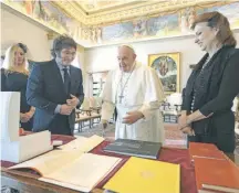  ?? / AP ?? Karina y Javier Milei, además de la canciller Diana Mondino, junto al papa en uno de los salones del Vaticano.