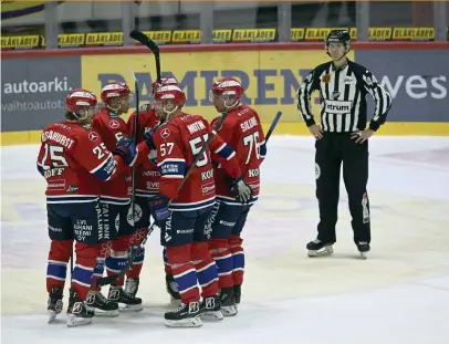  ?? FOTO: EMMI KORHONEN/LEHTIKUVA ?? HIFK-spelarna hade orsak att fira inför hemmapubli­ken.