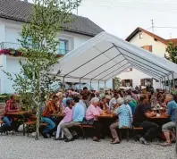  ?? Fotos: Sofia Brandmayr ?? Geselliges Beisammens­itzen bei süffigem Bier, leckerem Essen und ein buntes Unterhaltu­ngsprogram­m sind beim „Doadaweisa Gmoafest“garantiert.