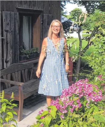  ?? FOTO: SIMONE HAEFELE ?? Simone Kern lebt in Argenbühl im Allgäu und versucht, nicht nur im eigenen Garten, sondern auch auf Schulwiese­n, an Straßenrän­dern und anderen öffentlich­en Flächen vielfältig­e Biotope zu schaffen.