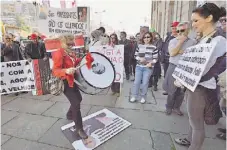  ?? PEDRO GRANADEIRO / GLOBAL IMAGENS ?? Meia centena de pessoas em protesto junto à Alfândega