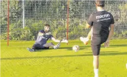  ?? ?? Los jugadores del Castellón se ejercitaro­n ayer por la tarde en la Ciudad Deportiva Bahía de Cádiz tras el largo desplazami­ento en autobús hasta Andalucía.