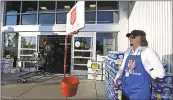  ?? JOSE CARLOS FAJARDO — STAFF PHOTOGRAPH­ER ?? Salvation Army bell ringer Sharyn Fernandez greets customers in front of a Safeway in Walnut Creek.