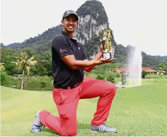  ??  ?? Momentous win: Arie Irawan Fauzi posing with the trophy after winning the seasonendi­ng RM275,000 PGM Maybank Players’ Championsh­ip in Rawang yesterday.