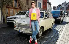  ?? FOTO: JACOB SCHRÖTER ?? Melanie Thurm hat ihr erstes Buch herausgebr­acht. Sie ist in der Altstadt aufgewachs­en, mag die Gassen, wie hier die Pergamente­rgasse, in der sie auch arbeitet.