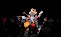  ?? SERVICE. ZHONG XIN / CHINA NEWS ?? Top: A performanc­e of
Below: The the Tibet autonomous region. is staged in Nork York in 2017. show has become an important tourist attraction in Lhasa,