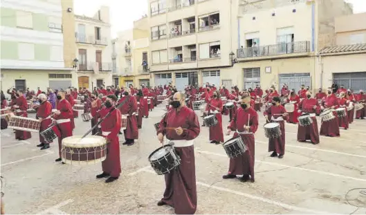  ?? DAVID GARCÍA ?? Las 150 personas que hicieron sonar sus bombos y tambores en la plaza Mayor, lo hicieron guardando todas las medidas de prevención anticovid.