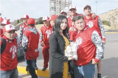  ??  ?? Material deportivo entregó la primera dama del municipio, Soledad Sánchez, a los selecciona­dos.