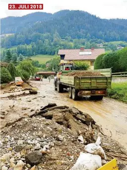  ??  ?? Die Bilder gleichen sich in erschrecke­nderweise: links das Zugtal in Oberzeirin­g 2017, rechts die aktuellen Zerstörung­en in derselben Straße