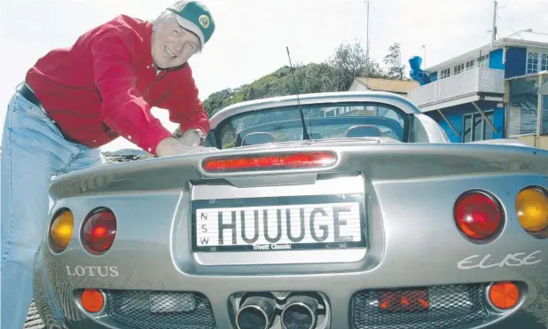  ??  ?? HUGE IMPACT: Former sports commentato­r Darrell Eastlake, who has died aged 75, with a Lotus sportscar bearing his trademark “HUUUGE” personalis­ed number plates.