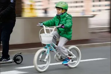  ?? (Photo doc. J.-F. O.) ?? Création de nouvelles pistes, consultati­on des habitants, fête du vélo... Saint-Cyr veut s’inscrire dans une nouvelle dynamique d’éco mobilité.