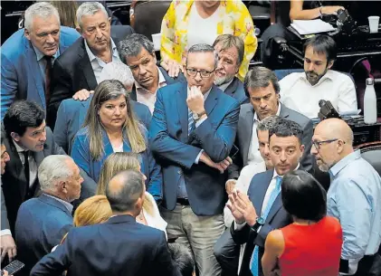  ?? ?? Recinto. Rodrigo de Loredo, de la UCR, habla con legislador­es en una sesión.